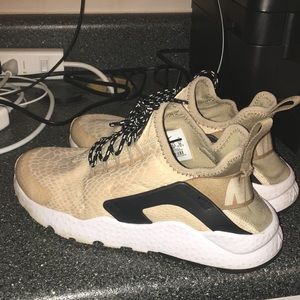tan and black Nike Air Huarache’s